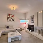 Three Bedroom With Sea View And Pool Aside Апартаменты