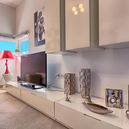 Three Bedroom With Sea View And Pool Aside شقة *