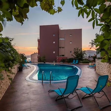 Apartment Three Bedroom With Sea View And Pool Aside *