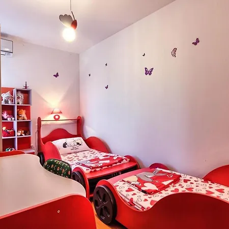 Three Bedroom With Sea View And Pool Aside *
