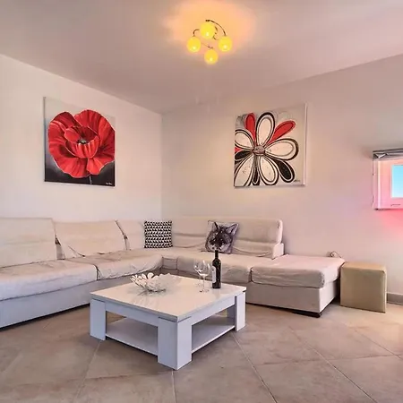 Three Bedroom With Sea View And Pool Aside Apartment