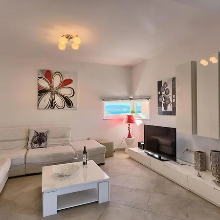 Three Bedroom With Sea View And Pool Aside Apartment