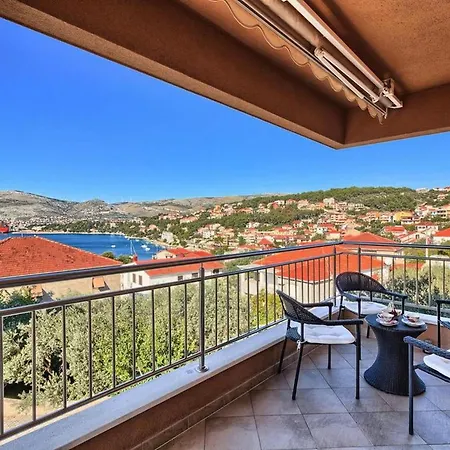 Апартаменты Three Bedroom With Sea View And Pool Aside