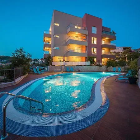 Three Bedroom With Sea View And Pool Aside Apartment *