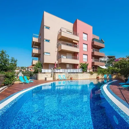 Apartment Three Bedroom With Sea View And Pool Aside Trogir