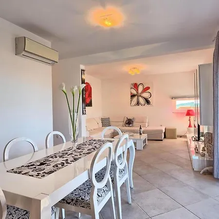Three Bedroom With Sea View And Pool Aside Апартаменты Трогир